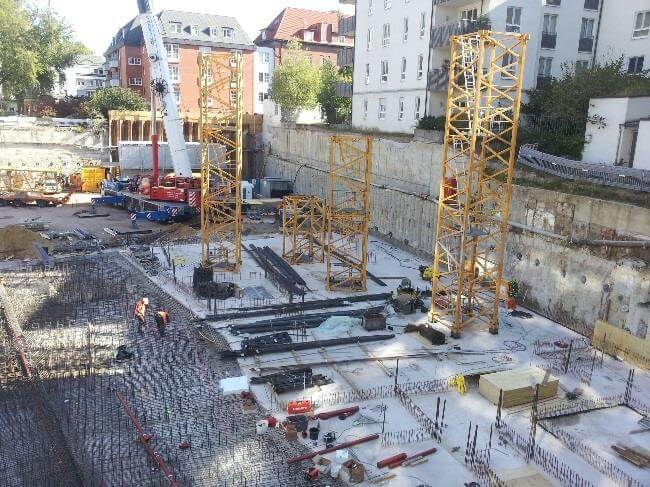 Blick auf den Alstercampus, 2. Bauabschnitt in Hamburg, mit modernen Gebäuden und umgebender Landschaft.