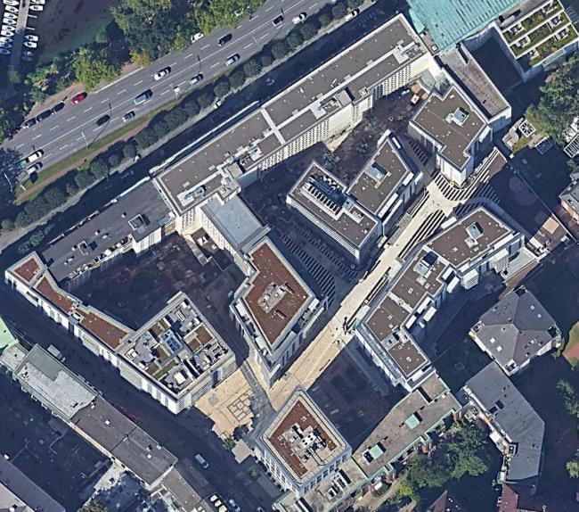 Blick auf den Alstercampus, 2. Bauabschnitt: moderne Architektur und umgebende Landschaft in Hamburg.