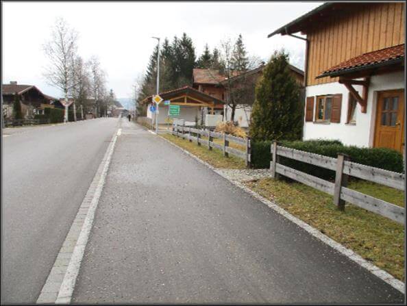 Baustelle der Schmelzer Straße in Inzell, Bayern, mit Bauarbeiten und Maschinen im Hintergrund.