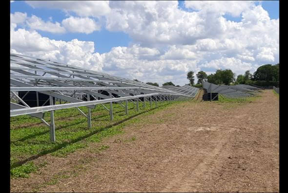 Solaranlage von BBB PVA Enerparc in Schleswig-Holstein mit mehreren Photovoltaik-Modulen unter blauem Himmel.