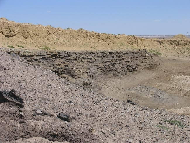Öl-Sandfeld Beke in der Mangystau-Region, Kasachstan: Landschaft mit Bohranlagen und Sanddünen.