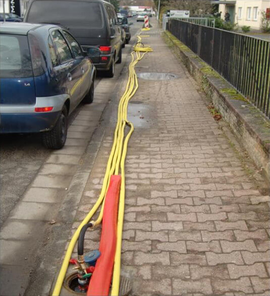 Diagramm der Bio-Barriere zur mikrobiellen LHKW-Grundwassersanierung mit den wichtigsten Komponenten und Abläufen.