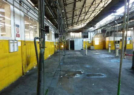 EHS Audit-Team bei der Besichtigung eines Industriegeländes in Mailand, Italien, mit Fokus auf Sicherheitsstandards.