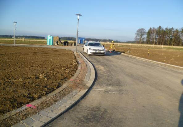 Baugebiet Oberfeldkirchen in Trostberg: Luftaufnahme des Areals mit geplanten Wohnbauflächen und Infrastruktur.