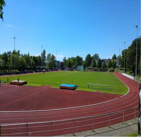 Renoviertes Stadion Mühlenberg mit modernen Tribünen und Spielfeld, bereit für zukünftige Sportevents.