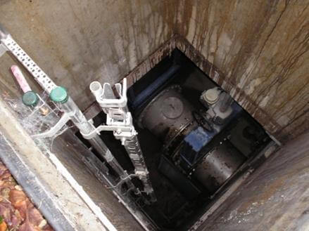 Baustelle des Hochwasserrückhaltebeckens Leienbach mit Maschinen und Bauarbeitern im Einsatz.