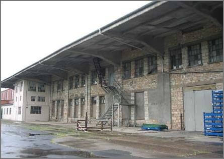Ansicht des Fachmarktzentrums Fulda, ehemals Emaillierwerk, mit moderner Architektur und einladendem Eingangsbereich.