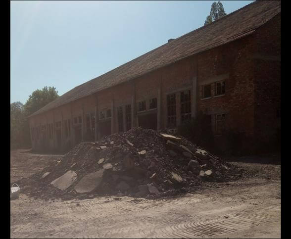 Ansicht des ehemaligen französischen Militär-Areals in Achern, zeigt historische Gebäude und umliegende Natur.