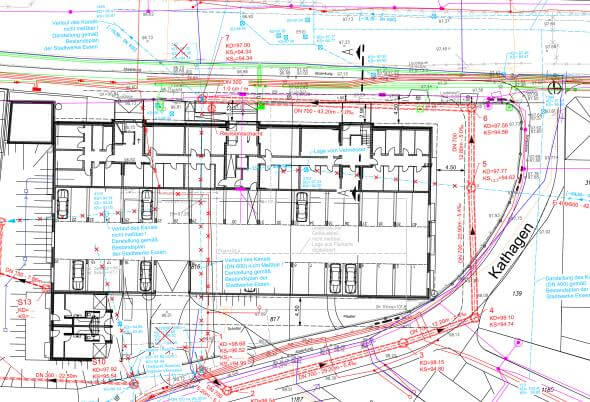Bauarbeiten an der Mischwasserkanalisation in Essen-Werden, Velberter Straße 88, mit Baumaschinen und Baustellenabsperrungen