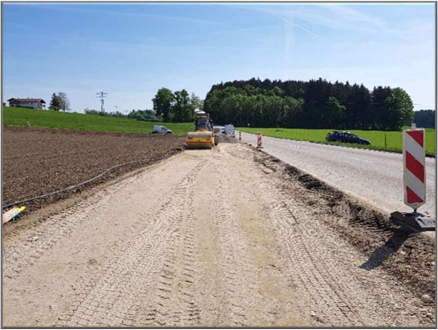 Bauarbeiten am Geh- und Radweg entlang der Kr TS 8 zwischen Aiglsham und Herndling in Bayern.