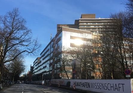 Moderne Architektur des Neubaus Haus der Erde an der Universität Hamburg, umgeben von Grünflächen.