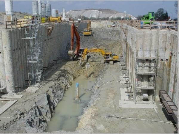 Baustelle der neuen Schleuse Bolzum in Niedersachsen mit Bagger und Baugeräten im Einsatz.