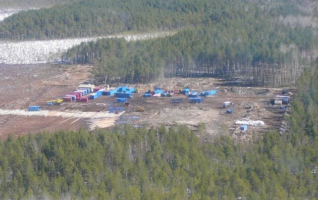 Öl- und Gasfeld Parabelskaya in der Oblast Tomsk, Westsibirien: Landschaft mit Förderanlagen und umliegender Natur.
