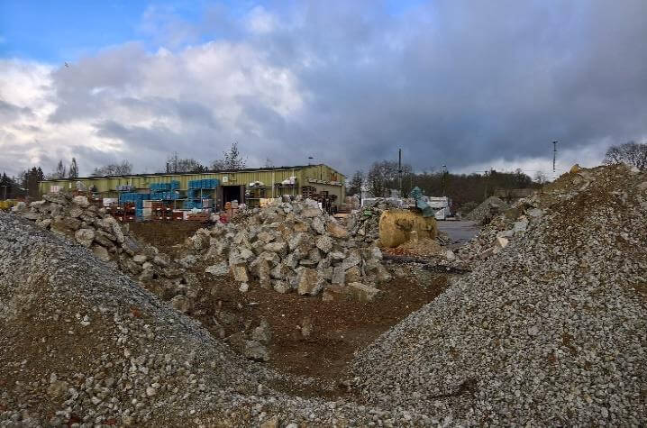 Rückbau der BayWa AG in München: Baustelle mit Baufahrzeugen und abgetragenen Gebäudeteilen.