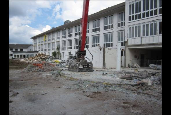 Abrissarbeiten am ehemaligen Krankenhaus in St. Georgen, mit Baustellenfahrzeugen und sichtbarem Gebäuderuine.