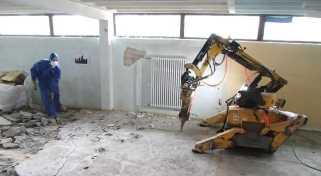 Baustelle beim Rückbau von Haus 19, Zentrum für Psychiatrie, mit Baugeräten und abgerissenem Gebäudeteil.