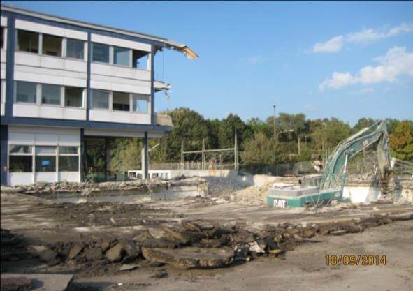 Rückbauarbeiten am Mercedes-Benz-Gelände in Bremen, Baustelle mit schwerem Gerät und Abbruchmaterial.