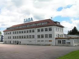 Sanierte Gebäude auf dem SABA-Gelände in Villingen-Schwenningen, mit modernem Design und grünen Flächen.