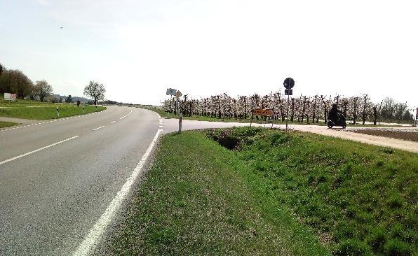 Bodenuntersuchung am Radweg B 467 in Hegenberg zur Analyse von Schadstoffen für den Ausbau und Bodenschutz.