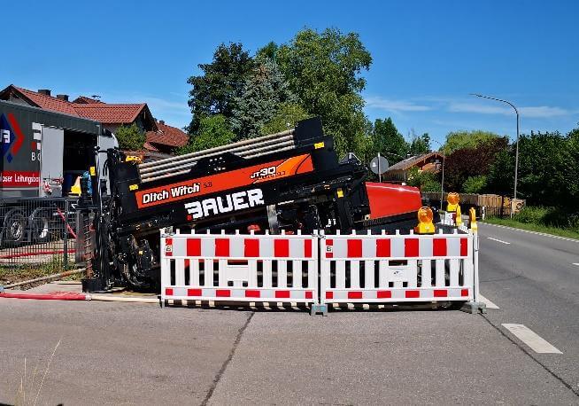 Baustelle zur Wasserleitungsauswechslung in Stein a. d. Traun, B304, mit Baufahrzeugen und Arbeiter im Einsatz.